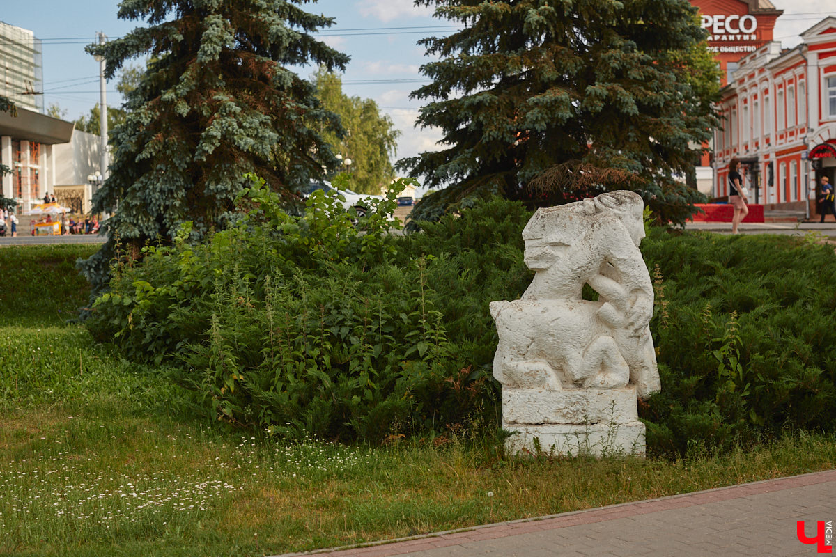 Белый камень может стать одним из символов нашего города. Чтобы закрепить этот статус, владимирские урбанисты предлагают организовать в областном центре «Стоунфест». По их мнению, композиции, скульптуры, панно и малые архитектурные формы, созданные во время праздника, стали бы частью интересного туристического маршрута.