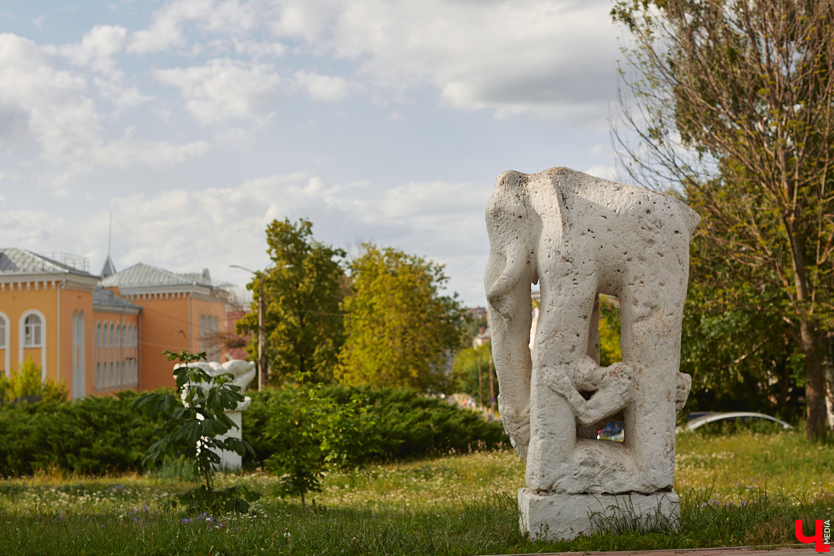 Белый камень может стать одним из символов нашего города. Чтобы закрепить этот статус, владимирские урбанисты предлагают организовать в областном центре «Стоунфест». По их мнению, композиции, скульптуры, панно и малые архитектурные формы, созданные во время праздника, стали бы частью интересного туристического маршрута.