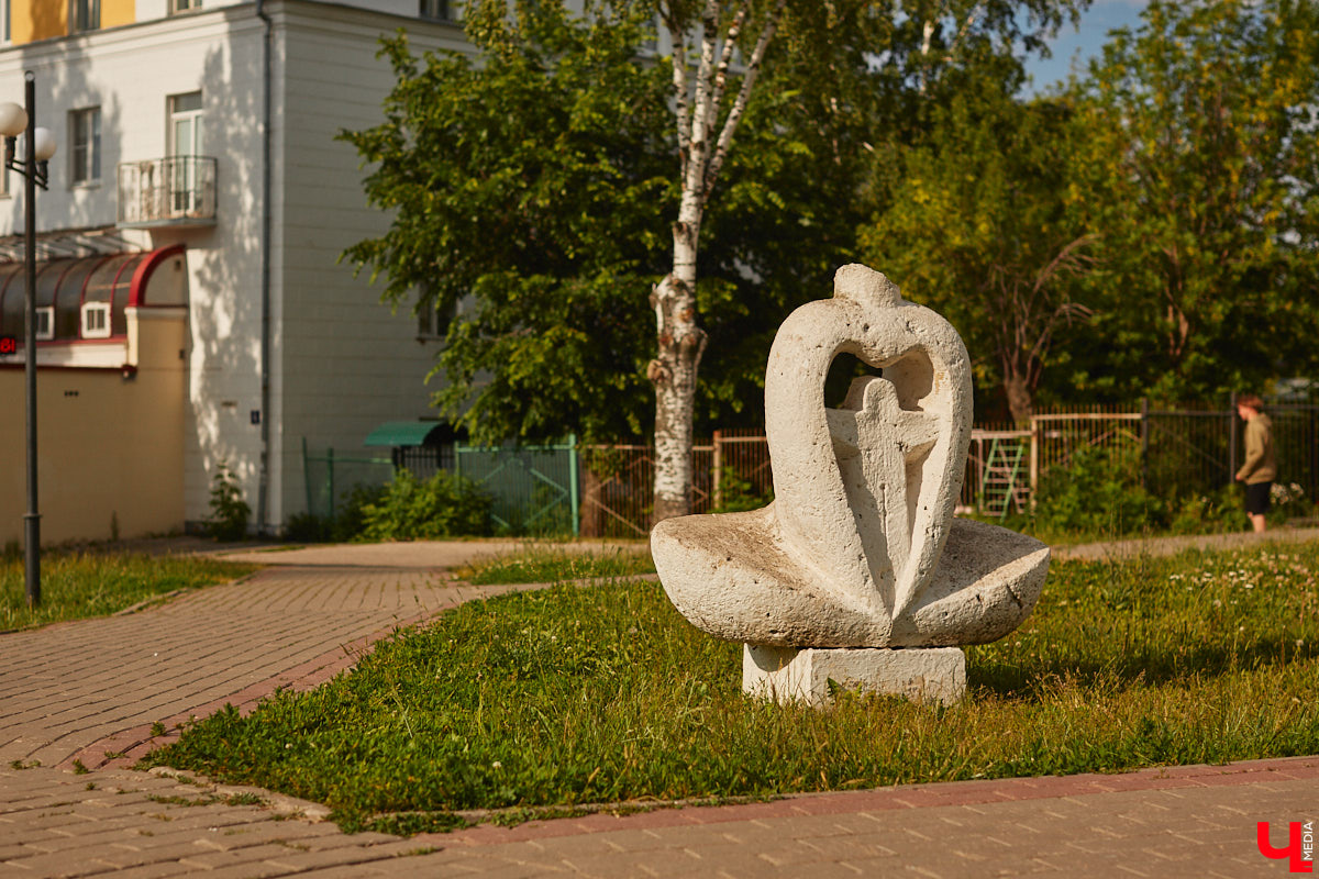 Белый камень может стать одним из символов нашего города. Чтобы закрепить этот статус, владимирские урбанисты предлагают организовать в областном центре «Стоунфест». По их мнению, композиции, скульптуры, панно и малые архитектурные формы, созданные во время праздника, стали бы частью интересного туристического маршрута.