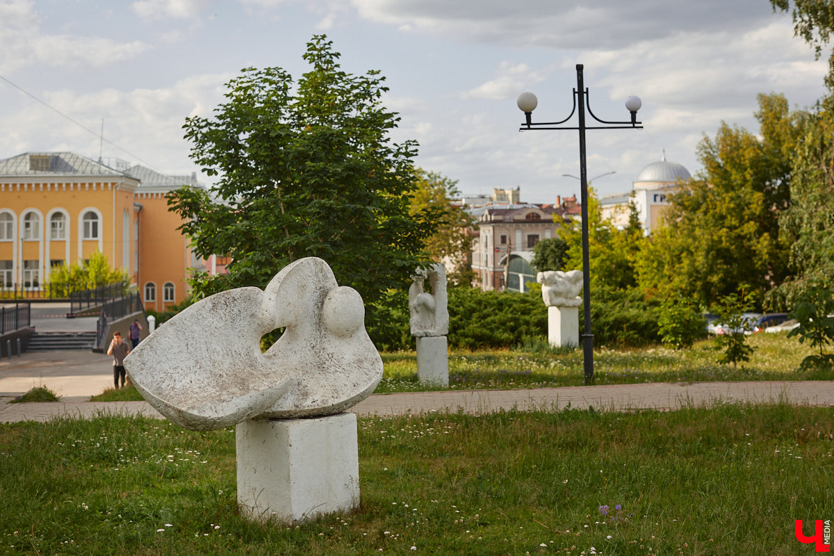 Белый камень может стать одним из символов нашего города. Чтобы закрепить этот статус, владимирские урбанисты предлагают организовать в областном центре «Стоунфест». По их мнению, композиции, скульптуры, панно и малые архитектурные формы, созданные во время праздника, стали бы частью интересного туристического маршрута.