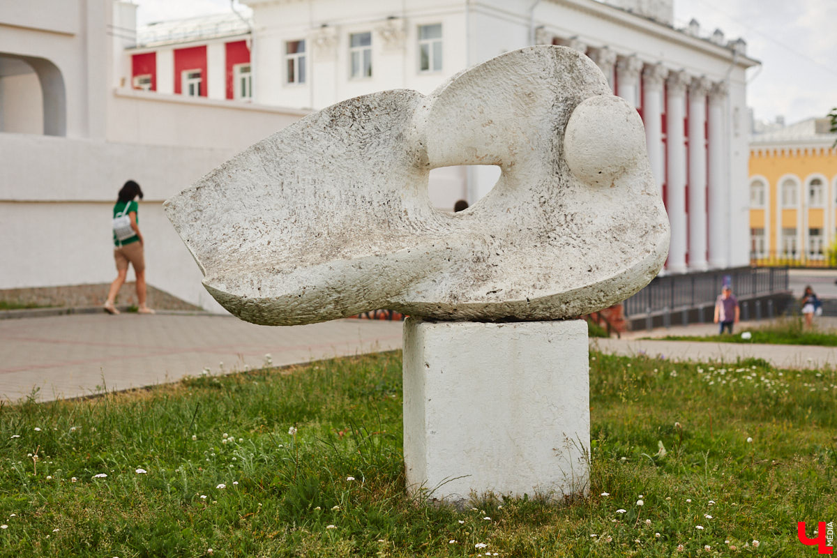 Белый камень может стать одним из символов нашего города. Чтобы закрепить этот статус, владимирские урбанисты предлагают организовать в областном центре «Стоунфест». По их мнению, композиции, скульптуры, панно и малые архитектурные формы, созданные во время праздника, стали бы частью интересного туристического маршрута.