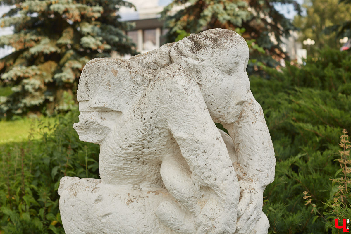 Белый камень может стать одним из символов нашего города. Чтобы закрепить этот статус, владимирские урбанисты предлагают организовать в областном центре «Стоунфест». По их мнению, композиции, скульптуры, панно и малые архитектурные формы, созданные во время праздника, стали бы частью интересного туристического маршрута.