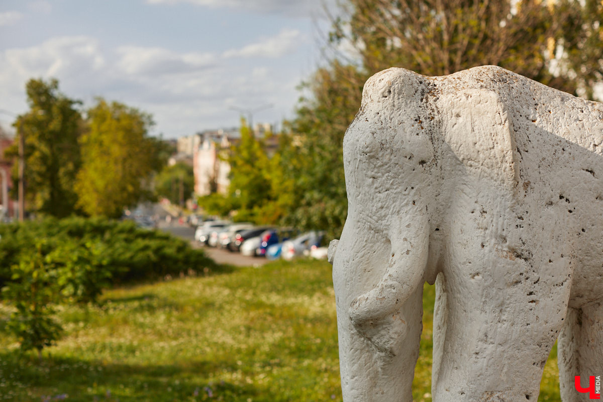 Белый камень может стать одним из символов нашего города. Чтобы закрепить этот статус, владимирские урбанисты предлагают организовать в областном центре «Стоунфест». По их мнению, композиции, скульптуры, панно и малые архитектурные формы, созданные во время праздника, стали бы частью интересного туристического маршрута.