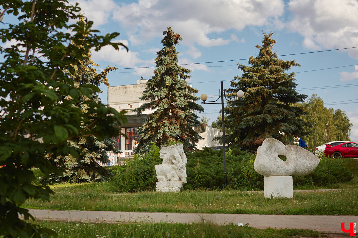 Белый камень может стать одним из символов нашего города. Чтобы закрепить этот статус, владимирские урбанисты предлагают организовать в областном центре «Стоунфест». По их мнению, композиции, скульптуры, панно и малые архитектурные формы, созданные во время праздника, стали бы частью интересного туристического маршрута.