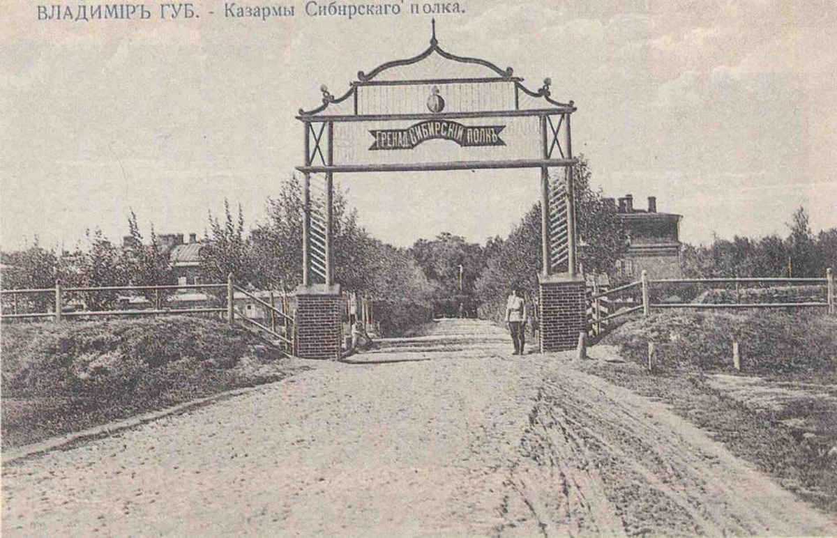 20 февраля этого года объявлен победитель аукциона, который в ближайшие годы должен застроить 29 гектаров бывшей танковой части в военном городке. Но сначала территорию очистят от объектов, оставшихся от военных. Среди них, как минимум, пять казарм, которые были возведены в конце XIX века. По мнению местных краеведов, комплекс этих зданий представляет историко-культурную ценность, казармы могли бы быть отремонтированы и использованы как музейные или арт-объекты.