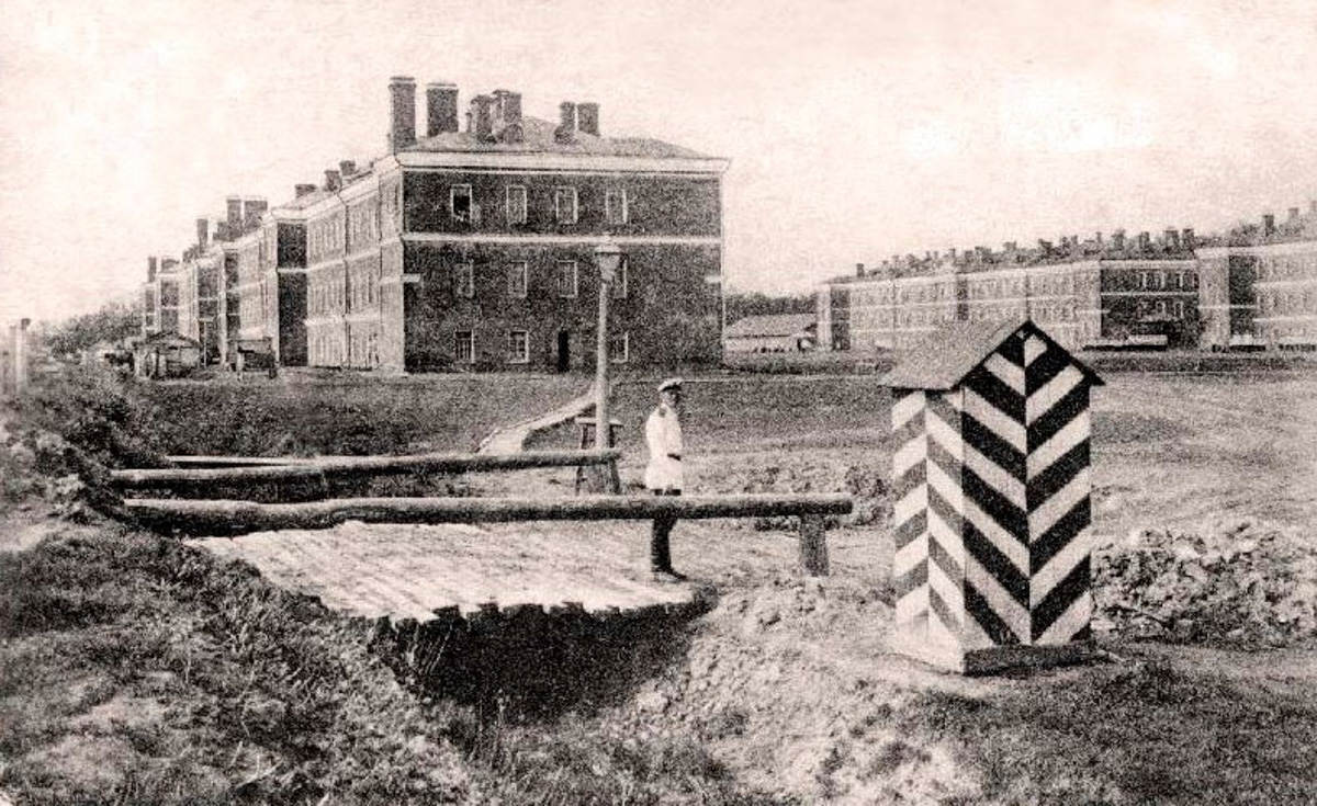 20 февраля этого года объявлен победитель аукциона, который в ближайшие годы должен застроить 29 гектаров бывшей танковой части в военном городке. Но сначала территорию очистят от объектов, оставшихся от военных. Среди них, как минимум, пять казарм, которые были возведены в конце XIX века. По мнению местных краеведов, комплекс этих зданий представляет историко-культурную ценность, казармы могли бы быть отремонтированы и использованы как музейные или арт-объекты.