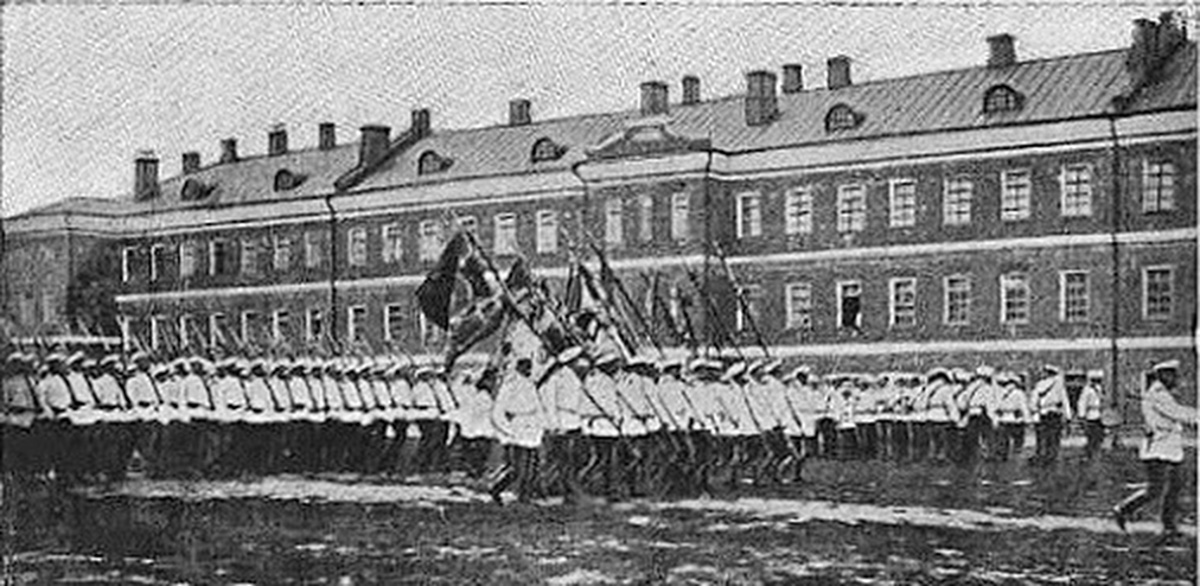 20 февраля этого года объявлен победитель аукциона, который в ближайшие годы должен застроить 29 гектаров бывшей танковой части в военном городке. Но сначала территорию очистят от объектов, оставшихся от военных. Среди них, как минимум, пять казарм, которые были возведены в конце XIX века. По мнению местных краеведов, комплекс этих зданий представляет историко-культурную ценность, казармы могли бы быть отремонтированы и использованы как музейные или арт-объекты.