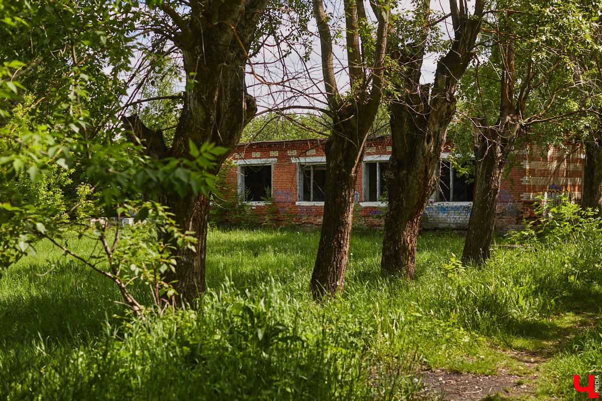 20 февраля этого года объявлен победитель аукциона, который в ближайшие годы должен застроить 29 гектаров бывшей танковой части в военном городке. Но сначала территорию очистят от объектов, оставшихся от военных. Среди них, как минимум, пять казарм, которые были возведены в конце XIX века. По мнению местных краеведов, комплекс этих зданий представляет историко-культурную ценность, казармы могли бы быть отремонтированы и использованы как музейные или арт-объекты.