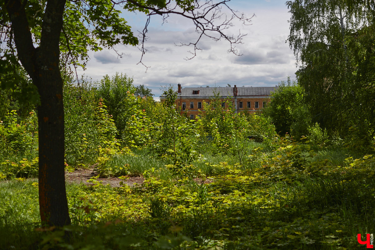 20 февраля этого года объявлен победитель аукциона, который в ближайшие годы должен застроить 29 гектаров бывшей танковой части в военном городке. Но сначала территорию очистят от объектов, оставшихся от военных. Среди них, как минимум, пять казарм, которые были возведены в конце XIX века. По мнению местных краеведов, комплекс этих зданий представляет историко-культурную ценность, казармы могли бы быть отремонтированы и использованы как музейные или арт-объекты.