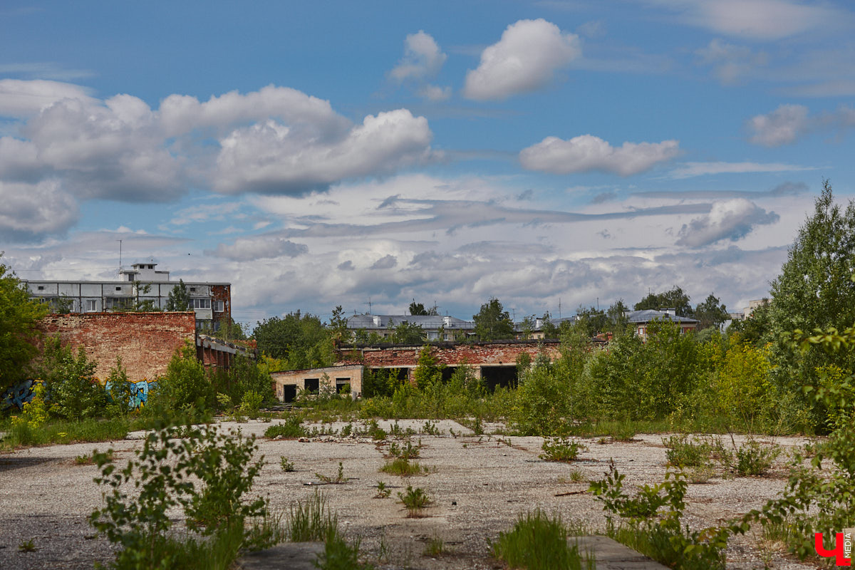 20 февраля этого года объявлен победитель аукциона, который в ближайшие годы должен застроить 29 гектаров бывшей танковой части в военном городке. Но сначала территорию очистят от объектов, оставшихся от военных. Среди них, как минимум, пять казарм, которые были возведены в конце XIX века. По мнению местных краеведов, комплекс этих зданий представляет историко-культурную ценность, казармы могли бы быть отремонтированы и использованы как музейные или арт-объекты.