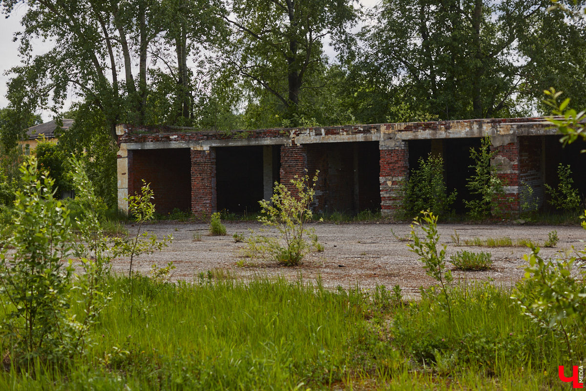 20 февраля этого года объявлен победитель аукциона, который в ближайшие годы должен застроить 29 гектаров бывшей танковой части в военном городке. Но сначала территорию очистят от объектов, оставшихся от военных. Среди них, как минимум, пять казарм, которые были возведены в конце XIX века. По мнению местных краеведов, комплекс этих зданий представляет историко-культурную ценность, казармы могли бы быть отремонтированы и использованы как музейные или арт-объекты.