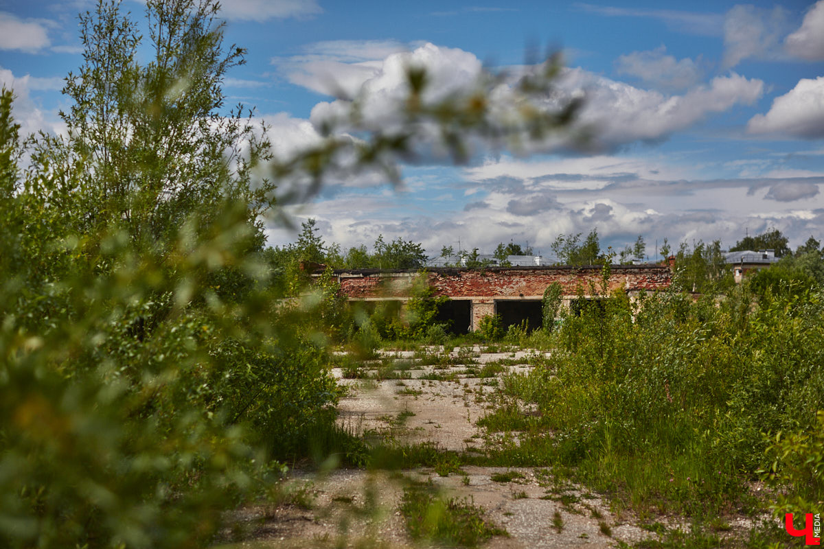 20 февраля этого года объявлен победитель аукциона, который в ближайшие годы должен застроить 29 гектаров бывшей танковой части в военном городке. Но сначала территорию очистят от объектов, оставшихся от военных. Среди них, как минимум, пять казарм, которые были возведены в конце XIX века. По мнению местных краеведов, комплекс этих зданий представляет историко-культурную ценность, казармы могли бы быть отремонтированы и использованы как музейные или арт-объекты.