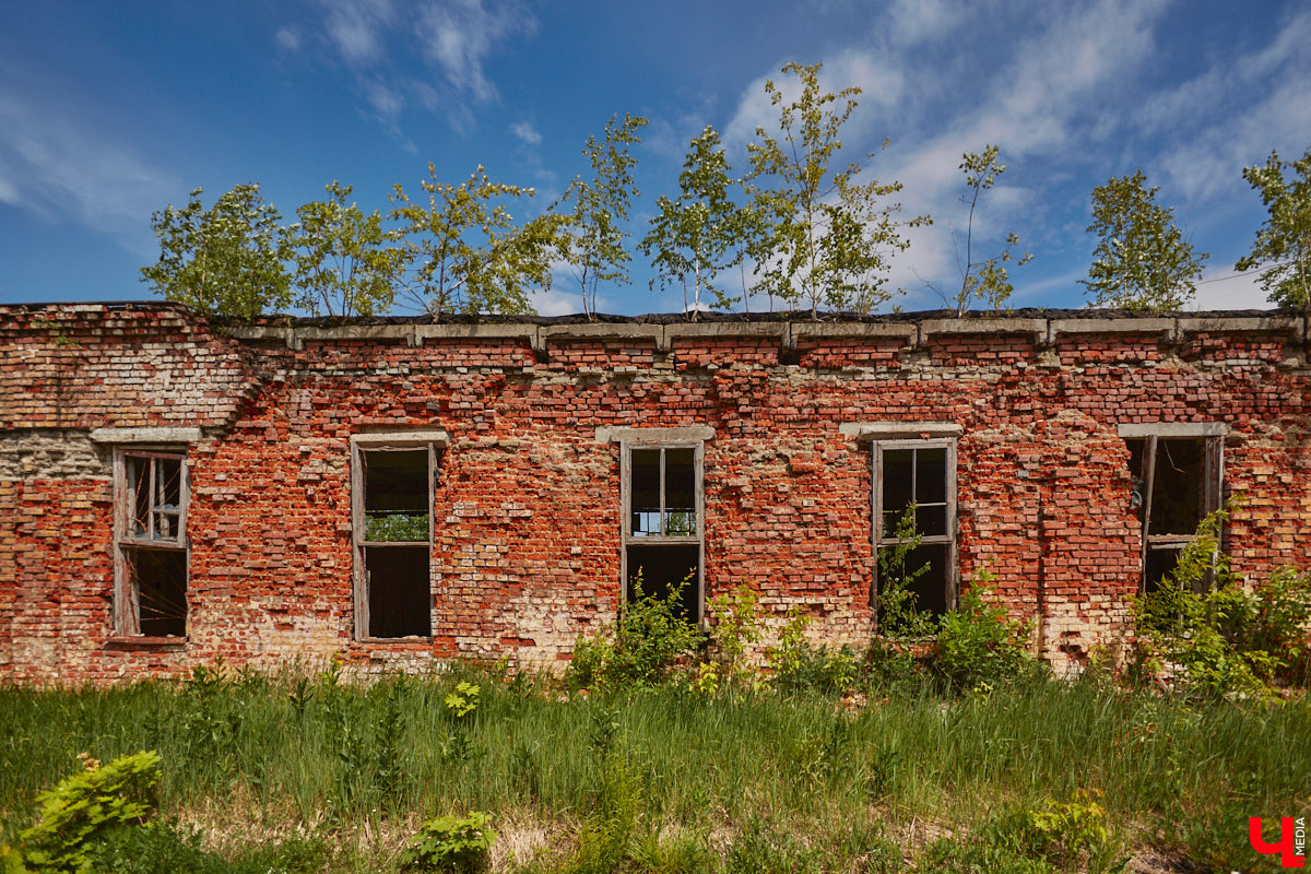 20 февраля этого года объявлен победитель аукциона, который в ближайшие годы должен застроить 29 гектаров бывшей танковой части в военном городке. Но сначала территорию очистят от объектов, оставшихся от военных. Среди них, как минимум, пять казарм, которые были возведены в конце XIX века. По мнению местных краеведов, комплекс этих зданий представляет историко-культурную ценность, казармы могли бы быть отремонтированы и использованы как музейные или арт-объекты.