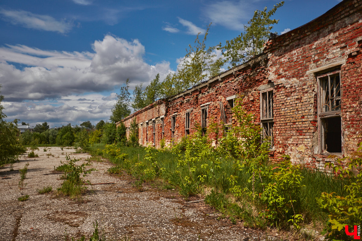 20 февраля этого года объявлен победитель аукциона, который в ближайшие годы должен застроить 29 гектаров бывшей танковой части в военном городке. Но сначала территорию очистят от объектов, оставшихся от военных. Среди них, как минимум, пять казарм, которые были возведены в конце XIX века. По мнению местных краеведов, комплекс этих зданий представляет историко-культурную ценность, казармы могли бы быть отремонтированы и использованы как музейные или арт-объекты.
