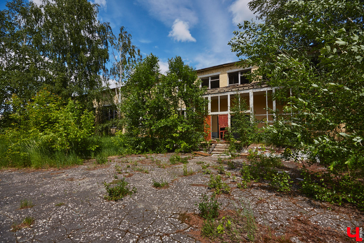 20 февраля этого года объявлен победитель аукциона, который в ближайшие годы должен застроить 29 гектаров бывшей танковой части в военном городке. Но сначала территорию очистят от объектов, оставшихся от военных. Среди них, как минимум, пять казарм, которые были возведены в конце XIX века. По мнению местных краеведов, комплекс этих зданий представляет историко-культурную ценность, казармы могли бы быть отремонтированы и использованы как музейные или арт-объекты.