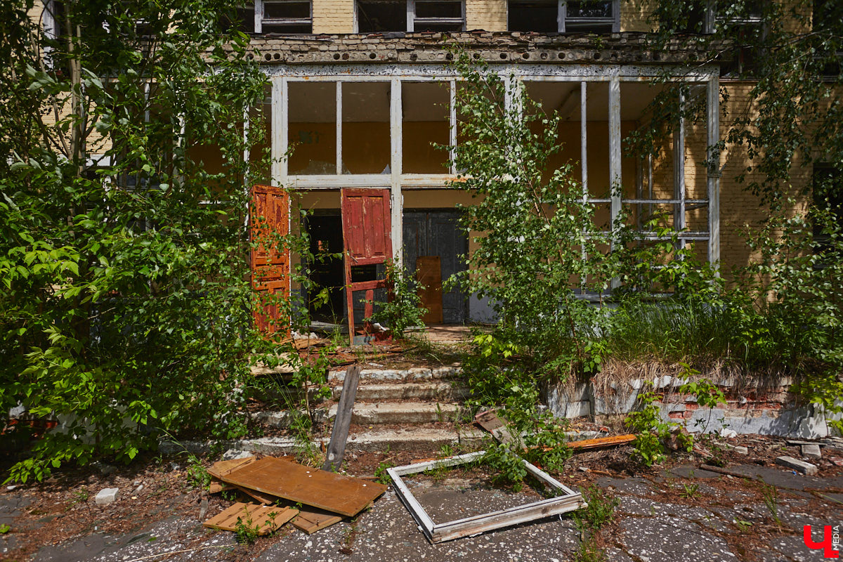 20 февраля этого года объявлен победитель аукциона, который в ближайшие годы должен застроить 29 гектаров бывшей танковой части в военном городке. Но сначала территорию очистят от объектов, оставшихся от военных. Среди них, как минимум, пять казарм, которые были возведены в конце XIX века. По мнению местных краеведов, комплекс этих зданий представляет историко-культурную ценность, казармы могли бы быть отремонтированы и использованы как музейные или арт-объекты.