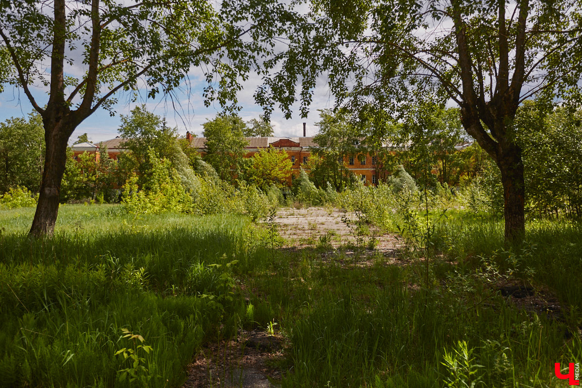 20 февраля этого года объявлен победитель аукциона, который в ближайшие годы должен застроить 29 гектаров бывшей танковой части в военном городке. Но сначала территорию очистят от объектов, оставшихся от военных. Среди них, как минимум, пять казарм, которые были возведены в конце XIX века. По мнению местных краеведов, комплекс этих зданий представляет историко-культурную ценность, казармы могли бы быть отремонтированы и использованы как музейные или арт-объекты.