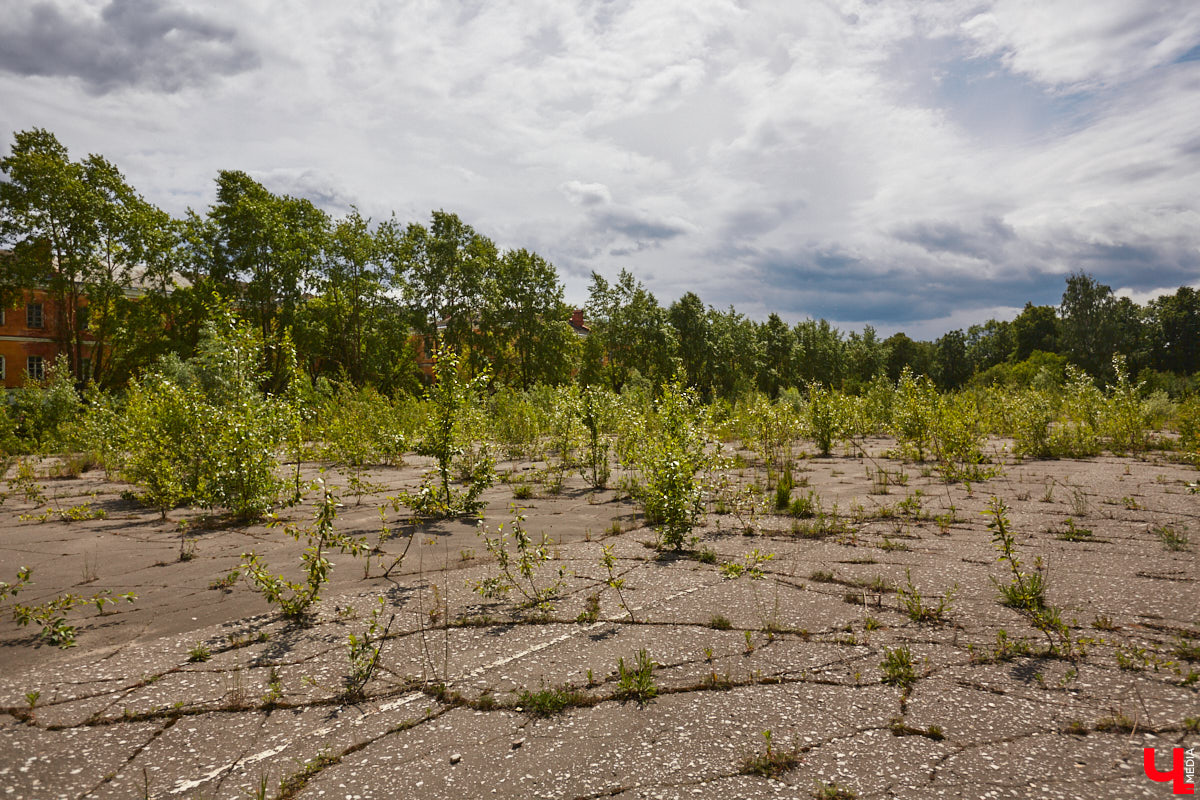 20 февраля этого года объявлен победитель аукциона, который в ближайшие годы должен застроить 29 гектаров бывшей танковой части в военном городке. Но сначала территорию очистят от объектов, оставшихся от военных. Среди них, как минимум, пять казарм, которые были возведены в конце XIX века. По мнению местных краеведов, комплекс этих зданий представляет историко-культурную ценность, казармы могли бы быть отремонтированы и использованы как музейные или арт-объекты.