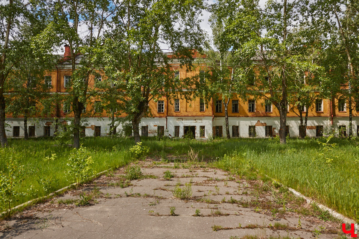 20 февраля этого года объявлен победитель аукциона, который в ближайшие годы должен застроить 29 гектаров бывшей танковой части в военном городке. Но сначала территорию очистят от объектов, оставшихся от военных. Среди них, как минимум, пять казарм, которые были возведены в конце XIX века. По мнению местных краеведов, комплекс этих зданий представляет историко-культурную ценность, казармы могли бы быть отремонтированы и использованы как музейные или арт-объекты.