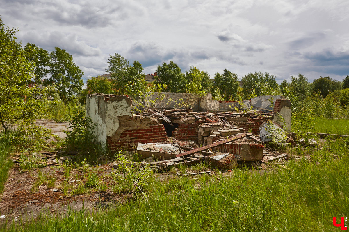 20 февраля этого года объявлен победитель аукциона, который в ближайшие годы должен застроить 29 гектаров бывшей танковой части в военном городке. Но сначала территорию очистят от объектов, оставшихся от военных. Среди них, как минимум, пять казарм, которые были возведены в конце XIX века. По мнению местных краеведов, комплекс этих зданий представляет историко-культурную ценность, казармы могли бы быть отремонтированы и использованы как музейные или арт-объекты.