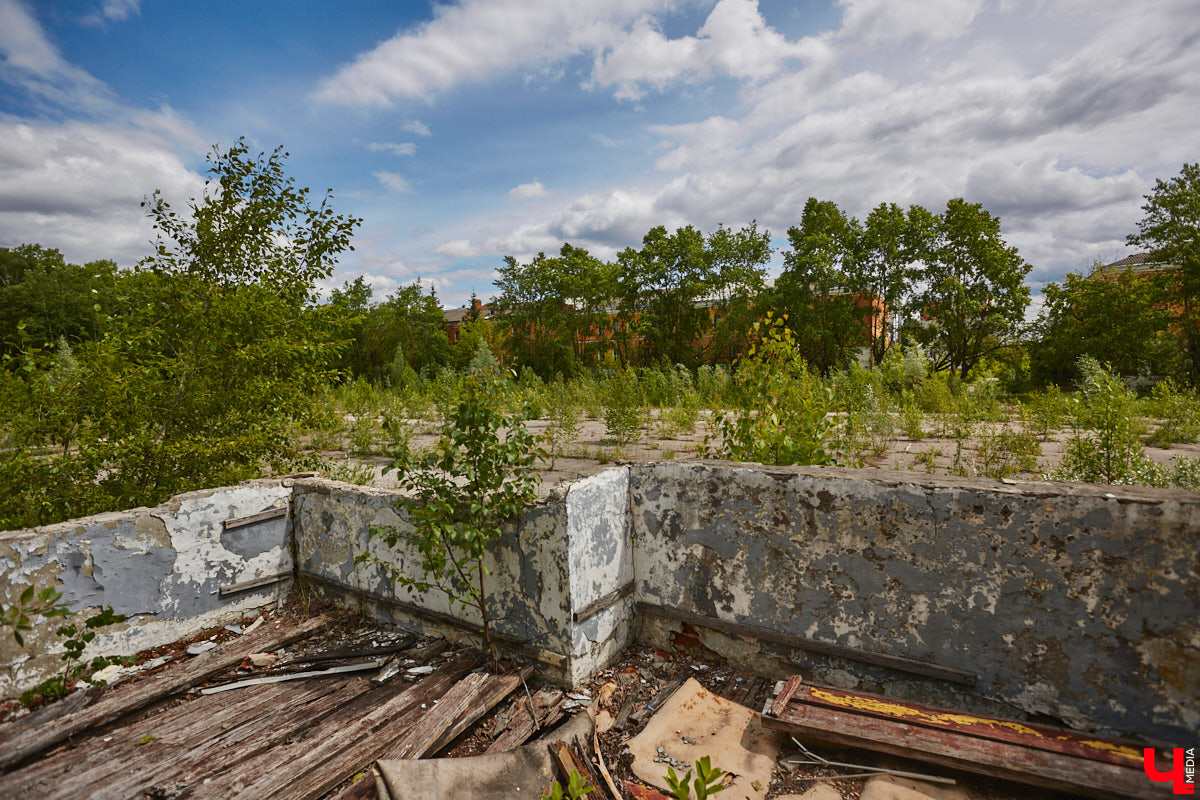20 февраля этого года объявлен победитель аукциона, который в ближайшие годы должен застроить 29 гектаров бывшей танковой части в военном городке. Но сначала территорию очистят от объектов, оставшихся от военных. Среди них, как минимум, пять казарм, которые были возведены в конце XIX века. По мнению местных краеведов, комплекс этих зданий представляет историко-культурную ценность, казармы могли бы быть отремонтированы и использованы как музейные или арт-объекты.