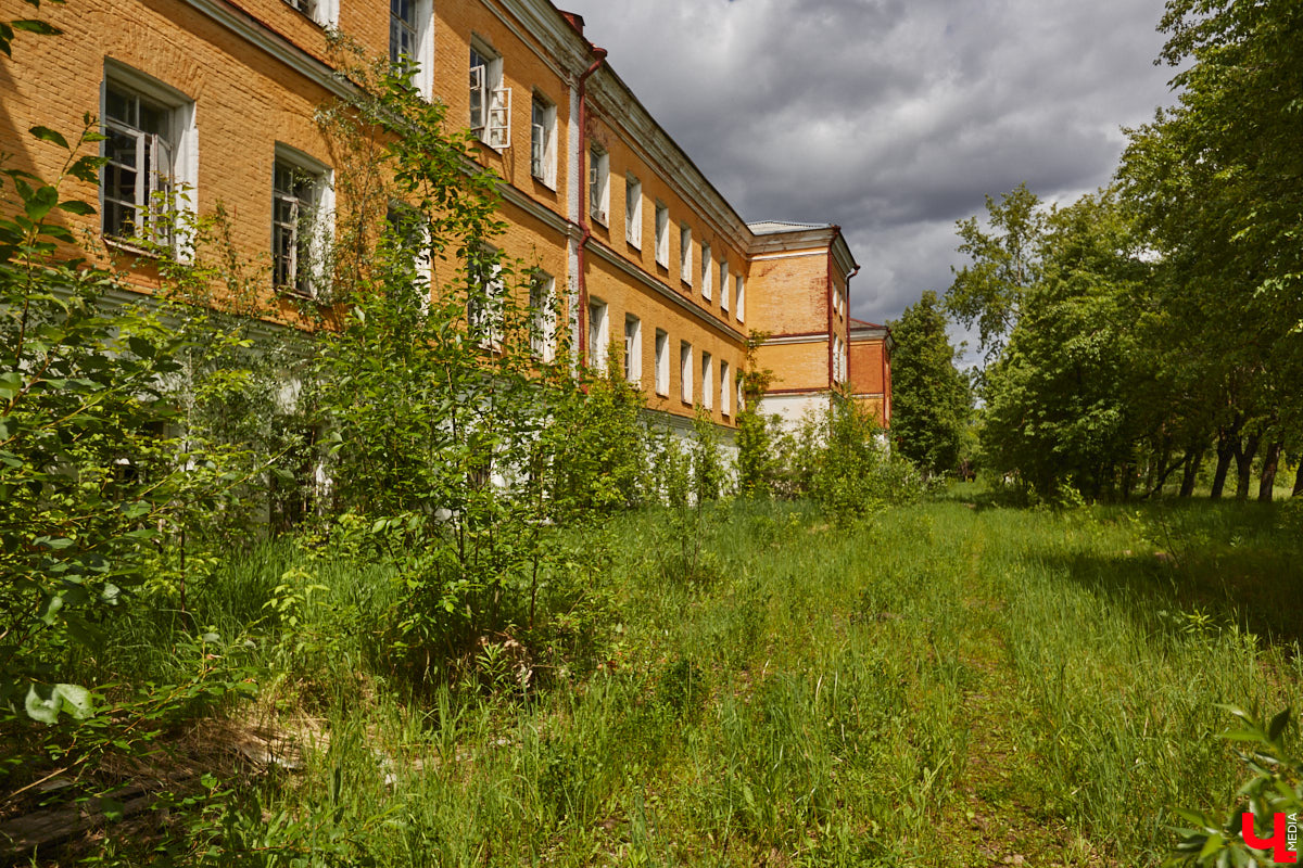 20 февраля этого года объявлен победитель аукциона, который в ближайшие годы должен застроить 29 гектаров бывшей танковой части в военном городке. Но сначала территорию очистят от объектов, оставшихся от военных. Среди них, как минимум, пять казарм, которые были возведены в конце XIX века. По мнению местных краеведов, комплекс этих зданий представляет историко-культурную ценность, казармы могли бы быть отремонтированы и использованы как музейные или арт-объекты.