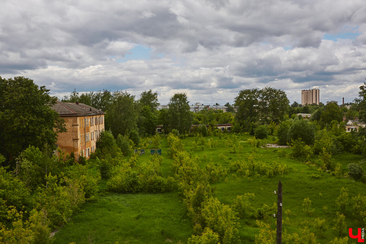 20 февраля этого года объявлен победитель аукциона, который в ближайшие годы должен застроить 29 гектаров бывшей танковой части в военном городке. Но сначала территорию очистят от объектов, оставшихся от военных. Среди них, как минимум, пять казарм, которые были возведены в конце XIX века. По мнению местных краеведов, комплекс этих зданий представляет историко-культурную ценность, казармы могли бы быть отремонтированы и использованы как музейные или арт-объекты.