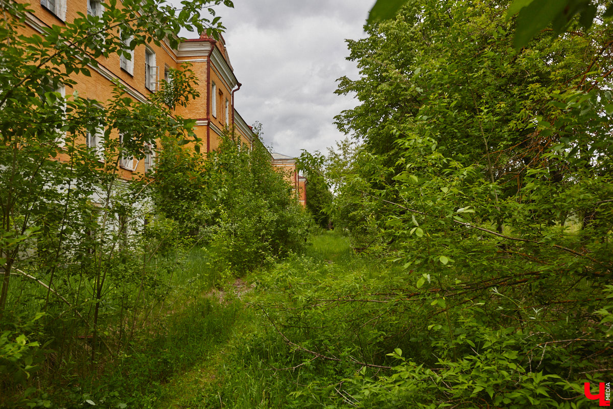 20 февраля этого года объявлен победитель аукциона, который в ближайшие годы должен застроить 29 гектаров бывшей танковой части в военном городке. Но сначала территорию очистят от объектов, оставшихся от военных. Среди них, как минимум, пять казарм, которые были возведены в конце XIX века. По мнению местных краеведов, комплекс этих зданий представляет историко-культурную ценность, казармы могли бы быть отремонтированы и использованы как музейные или арт-объекты.