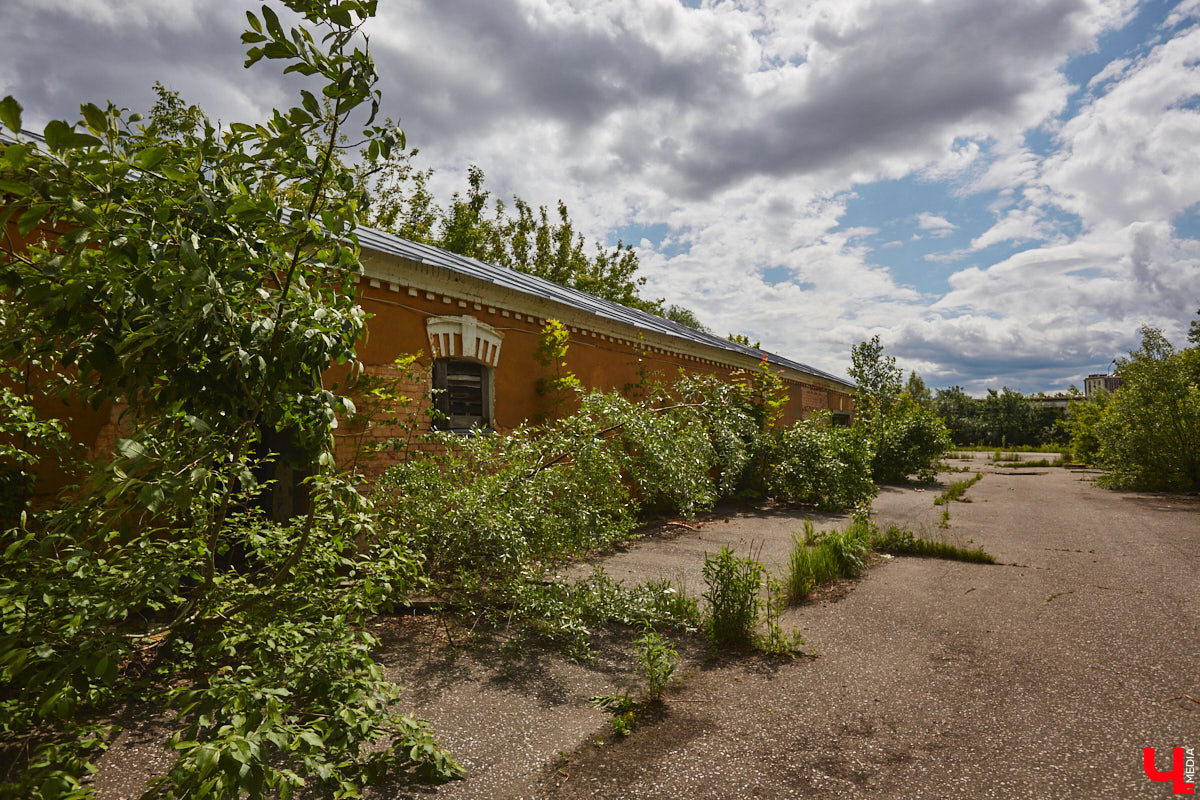 20 февраля этого года объявлен победитель аукциона, который в ближайшие годы должен застроить 29 гектаров бывшей танковой части в военном городке. Но сначала территорию очистят от объектов, оставшихся от военных. Среди них, как минимум, пять казарм, которые были возведены в конце XIX века. По мнению местных краеведов, комплекс этих зданий представляет историко-культурную ценность, казармы могли бы быть отремонтированы и использованы как музейные или арт-объекты.