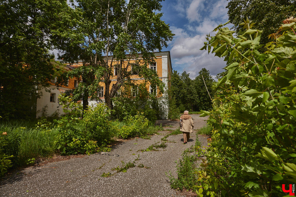 20 февраля этого года объявлен победитель аукциона, который в ближайшие годы должен застроить 29 гектаров бывшей танковой части в военном городке. Но сначала территорию очистят от объектов, оставшихся от военных. Среди них, как минимум, пять казарм, которые были возведены в конце XIX века. По мнению местных краеведов, комплекс этих зданий представляет историко-культурную ценность, казармы могли бы быть отремонтированы и использованы как музейные или арт-объекты.