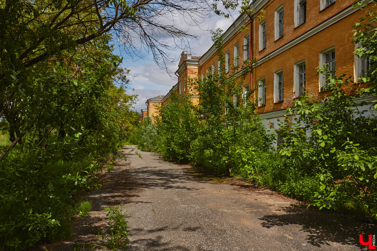 20 февраля этого года объявлен победитель аукциона, который в ближайшие годы должен застроить 29 гектаров бывшей танковой части в военном городке. Но сначала территорию очистят от объектов, оставшихся от военных. Среди них, как минимум, пять казарм, которые были возведены в конце XIX века. По мнению местных краеведов, комплекс этих зданий представляет историко-культурную ценность, казармы могли бы быть отремонтированы и использованы как музейные или арт-объекты.
