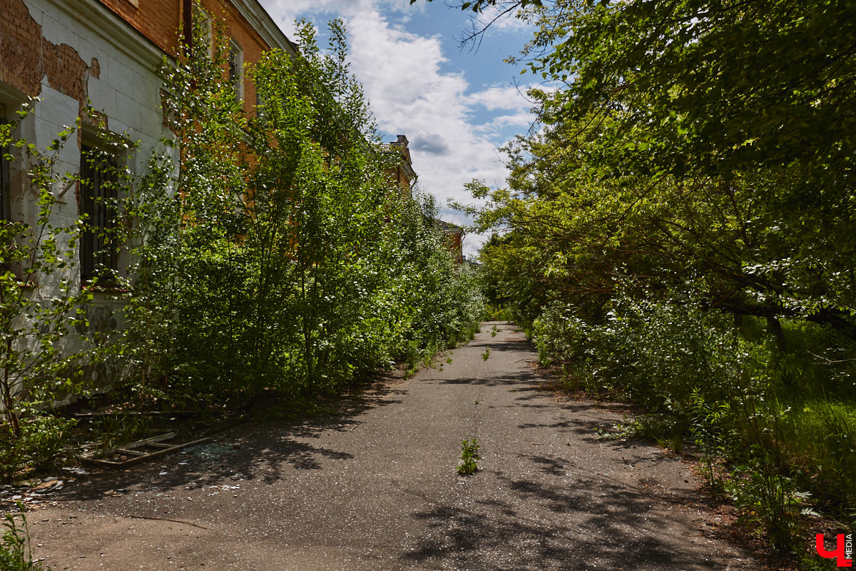 20 февраля этого года объявлен победитель аукциона, который в ближайшие годы должен застроить 29 гектаров бывшей танковой части в военном городке. Но сначала территорию очистят от объектов, оставшихся от военных. Среди них, как минимум, пять казарм, которые были возведены в конце XIX века. По мнению местных краеведов, комплекс этих зданий представляет историко-культурную ценность, казармы могли бы быть отремонтированы и использованы как музейные или арт-объекты.