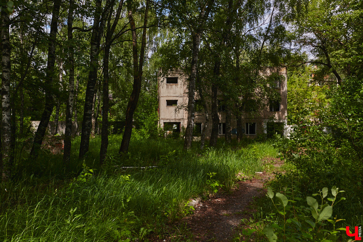 20 февраля этого года объявлен победитель аукциона, который в ближайшие годы должен застроить 29 гектаров бывшей танковой части в военном городке. Но сначала территорию очистят от объектов, оставшихся от военных. Среди них, как минимум, пять казарм, которые были возведены в конце XIX века. По мнению местных краеведов, комплекс этих зданий представляет историко-культурную ценность, казармы могли бы быть отремонтированы и использованы как музейные или арт-объекты.