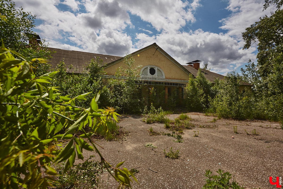 20 февраля этого года объявлен победитель аукциона, который в ближайшие годы должен застроить 29 гектаров бывшей танковой части в военном городке. Но сначала территорию очистят от объектов, оставшихся от военных. Среди них, как минимум, пять казарм, которые были возведены в конце XIX века. По мнению местных краеведов, комплекс этих зданий представляет историко-культурную ценность, казармы могли бы быть отремонтированы и использованы как музейные или арт-объекты.