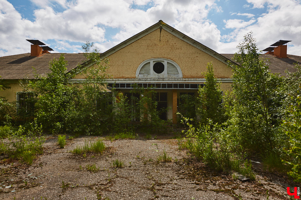 20 февраля этого года объявлен победитель аукциона, который в ближайшие годы должен застроить 29 гектаров бывшей танковой части в военном городке. Но сначала территорию очистят от объектов, оставшихся от военных. Среди них, как минимум, пять казарм, которые были возведены в конце XIX века. По мнению местных краеведов, комплекс этих зданий представляет историко-культурную ценность, казармы могли бы быть отремонтированы и использованы как музейные или арт-объекты.