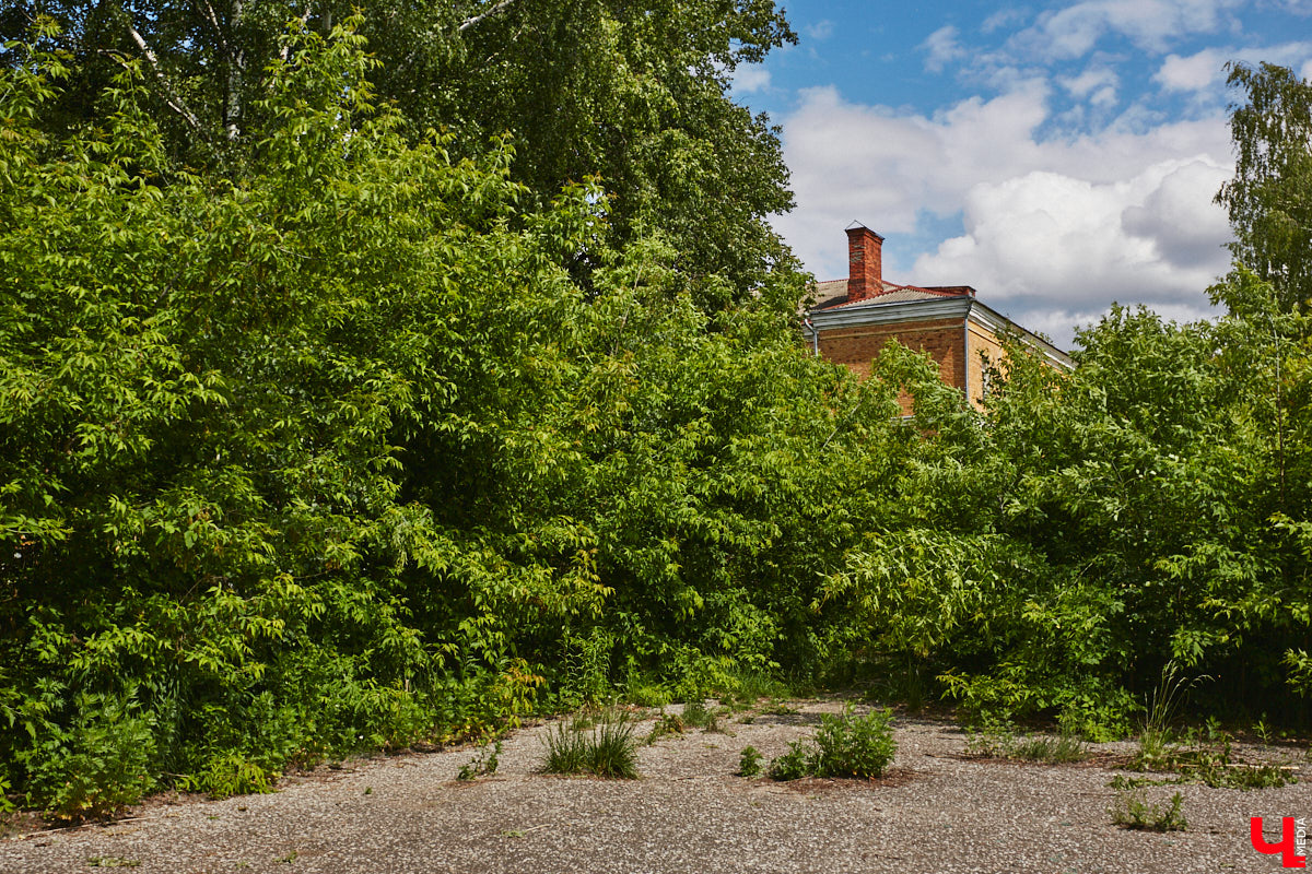 20 февраля этого года объявлен победитель аукциона, который в ближайшие годы должен застроить 29 гектаров бывшей танковой части в военном городке. Но сначала территорию очистят от объектов, оставшихся от военных. Среди них, как минимум, пять казарм, которые были возведены в конце XIX века. По мнению местных краеведов, комплекс этих зданий представляет историко-культурную ценность, казармы могли бы быть отремонтированы и использованы как музейные или арт-объекты.