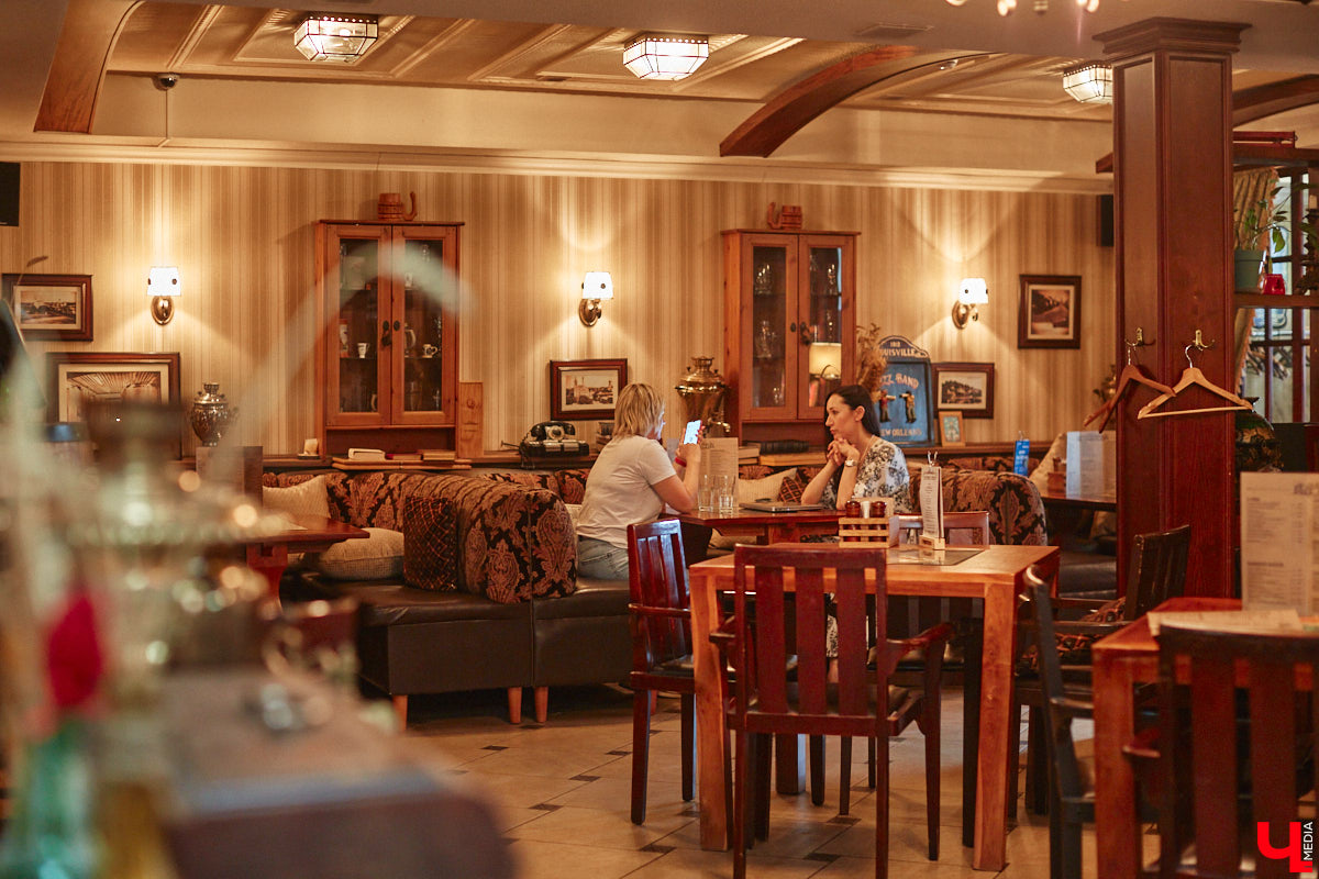 Что вы знаете про необычный велосипед, установленный в самом центре Владимира рядом с рестораном? У транспорта три колеса, с ним часто фотографируются жители и гости нашего города. Но кто его установил и зачем — для многих до сих пор загадка. А ведь эта история заслуживает внимания, тем более что связана она с именем известного в городе предпринимателя Елисея Андреева и теми, кто продолжает его дело сегодня.