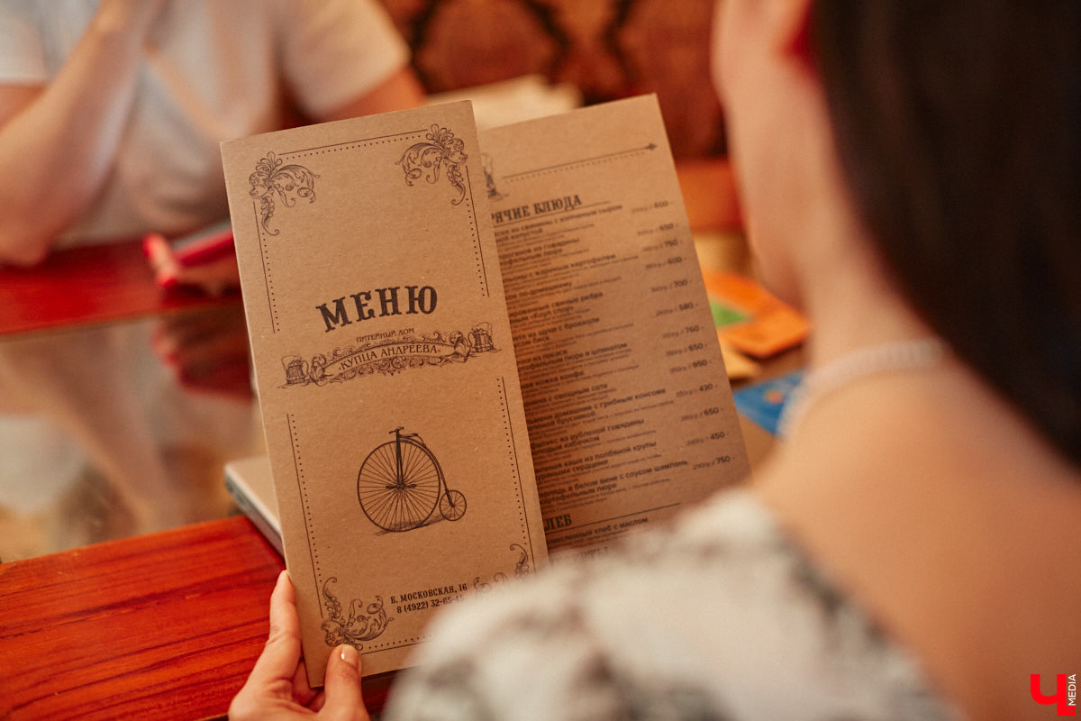 Что вы знаете про необычный велосипед, установленный в самом центре Владимира рядом с рестораном? У транспорта три колеса, с ним часто фотографируются жители и гости нашего города. Но кто его установил и зачем — для многих до сих пор загадка. А ведь эта история заслуживает внимания, тем более что связана она с именем известного в городе предпринимателя Елисея Андреева и теми, кто продолжает его дело сегодня.