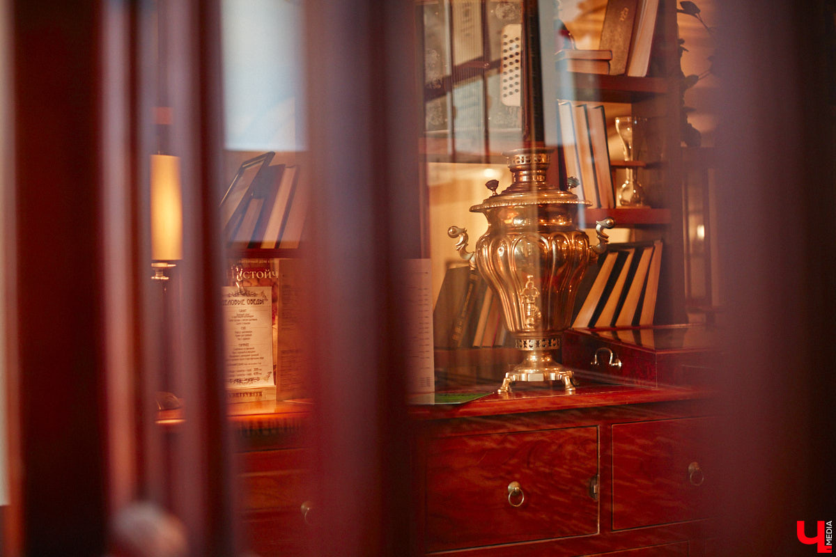 Что вы знаете про необычный велосипед, установленный в самом центре Владимира рядом с рестораном? У транспорта три колеса, с ним часто фотографируются жители и гости нашего города. Но кто его установил и зачем — для многих до сих пор загадка. А ведь эта история заслуживает внимания, тем более что связана она с именем известного в городе предпринимателя Елисея Андреева и теми, кто продолжает его дело сегодня.