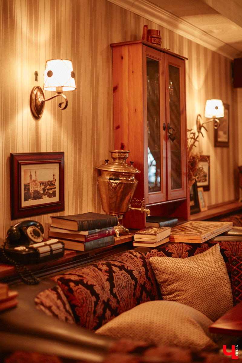 Что вы знаете про необычный велосипед, установленный в самом центре Владимира рядом с рестораном? У транспорта три колеса, с ним часто фотографируются жители и гости нашего города. Но кто его установил и зачем — для многих до сих пор загадка. А ведь эта история заслуживает внимания, тем более что связана она с именем известного в городе предпринимателя Елисея Андреева и теми, кто продолжает его дело сегодня.