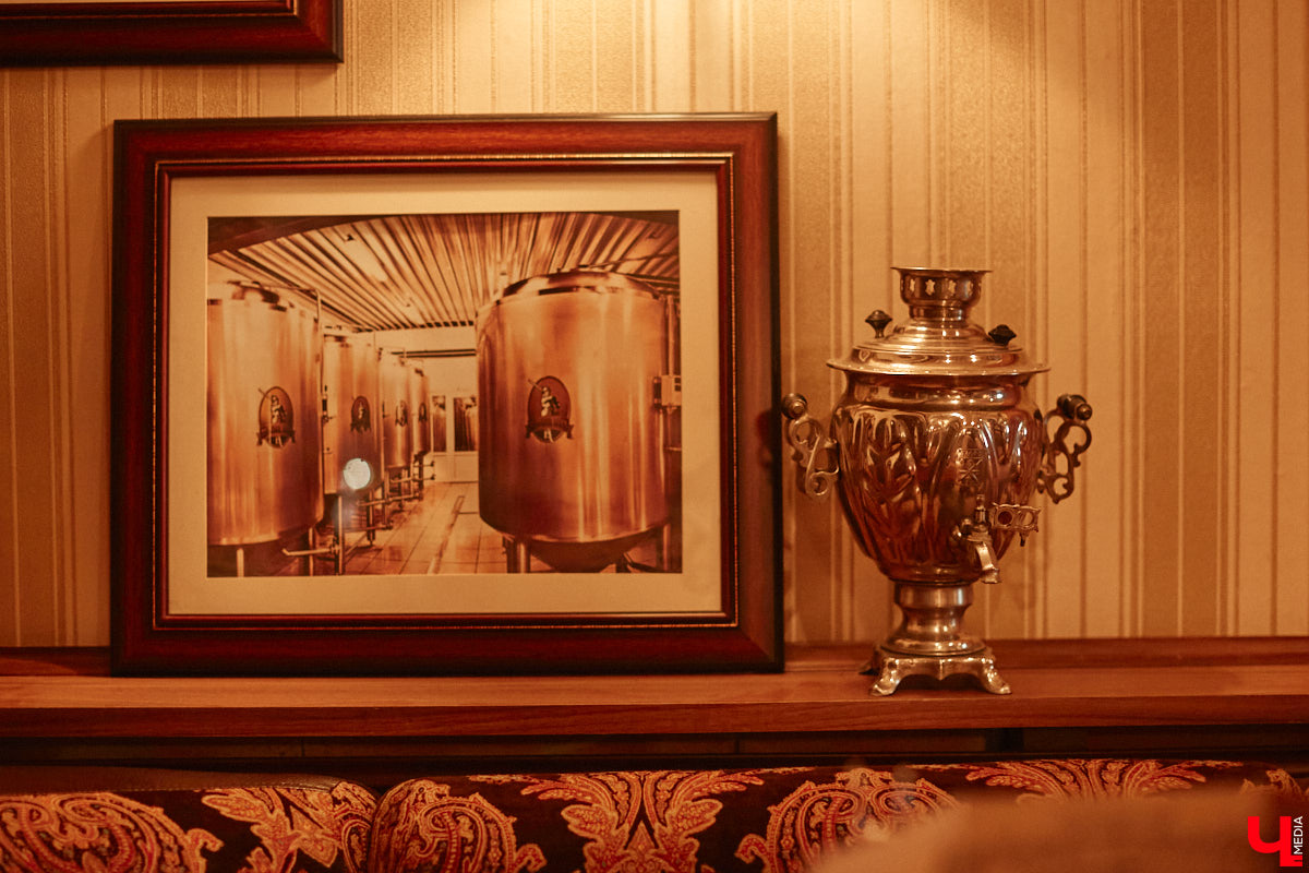 Что вы знаете про необычный велосипед, установленный в самом центре Владимира рядом с рестораном? У транспорта три колеса, с ним часто фотографируются жители и гости нашего города. Но кто его установил и зачем — для многих до сих пор загадка. А ведь эта история заслуживает внимания, тем более что связана она с именем известного в городе предпринимателя Елисея Андреева и теми, кто продолжает его дело сегодня.