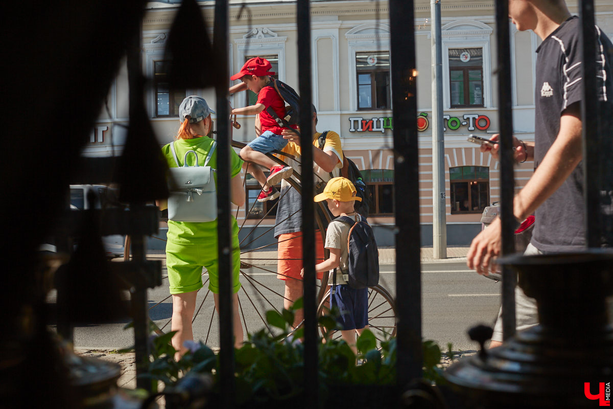 Что вы знаете про необычный велосипед, установленный в самом центре Владимира рядом с рестораном? У транспорта три колеса, с ним часто фотографируются жители и гости нашего города. Но кто его установил и зачем — для многих до сих пор загадка. А ведь эта история заслуживает внимания, тем более что связана она с именем известного в городе предпринимателя Елисея Андреева и теми, кто продолжает его дело сегодня.