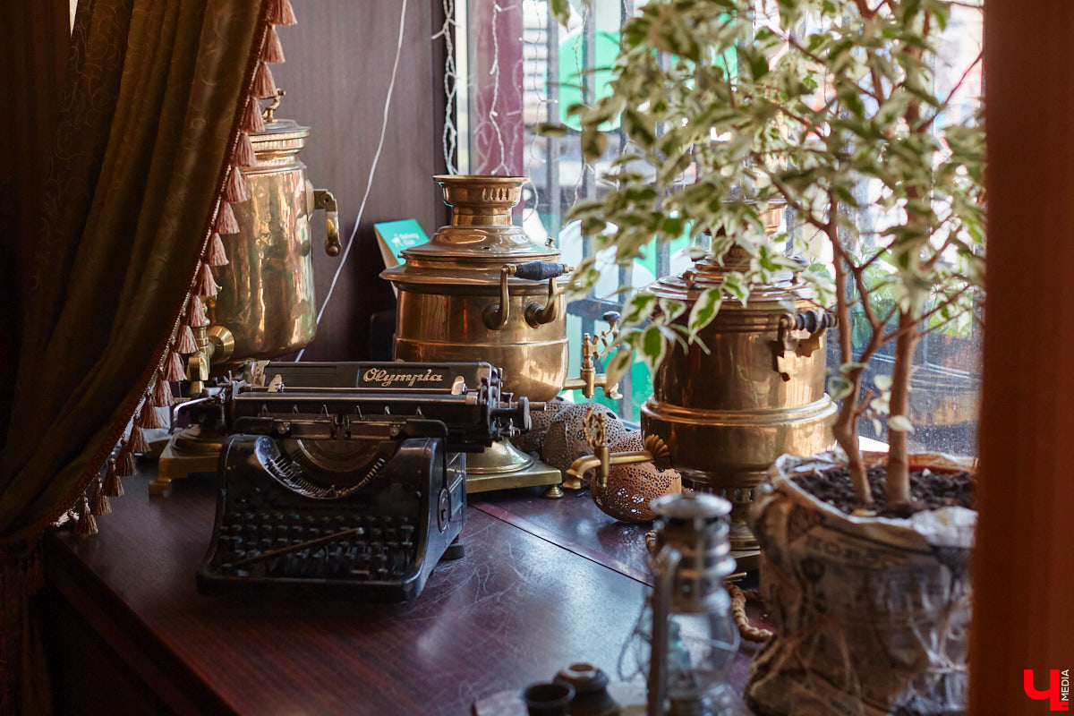 Что вы знаете про необычный велосипед, установленный в самом центре Владимира рядом с рестораном? У транспорта три колеса, с ним часто фотографируются жители и гости нашего города. Но кто его установил и зачем — для многих до сих пор загадка. А ведь эта история заслуживает внимания, тем более что связана она с именем известного в городе предпринимателя Елисея Андреева и теми, кто продолжает его дело сегодня.