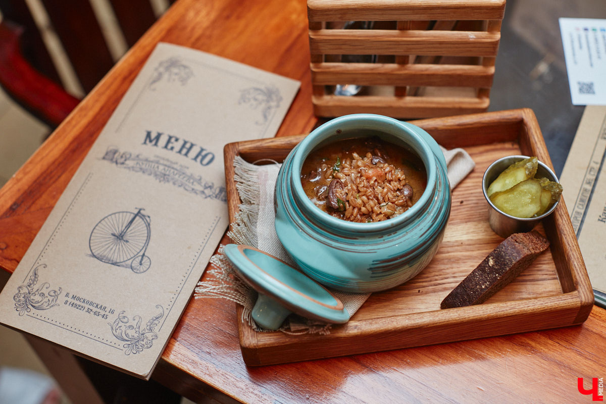 Что вы знаете про необычный велосипед, установленный в самом центре Владимира рядом с рестораном? У транспорта три колеса, с ним часто фотографируются жители и гости нашего города. Но кто его установил и зачем — для многих до сих пор загадка. А ведь эта история заслуживает внимания, тем более что связана она с именем известного в городе предпринимателя Елисея Андреева и теми, кто продолжает его дело сегодня.