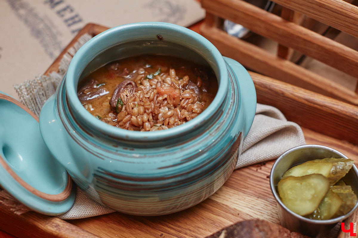 Что вы знаете про необычный велосипед, установленный в самом центре Владимира рядом с рестораном? У транспорта три колеса, с ним часто фотографируются жители и гости нашего города. Но кто его установил и зачем — для многих до сих пор загадка. А ведь эта история заслуживает внимания, тем более что связана она с именем известного в городе предпринимателя Елисея Андреева и теми, кто продолжает его дело сегодня.
