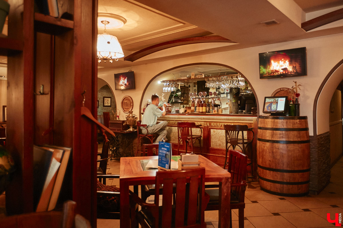 Что вы знаете про необычный велосипед, установленный в самом центре Владимира рядом с рестораном? У транспорта три колеса, с ним часто фотографируются жители и гости нашего города. Но кто его установил и зачем — для многих до сих пор загадка. А ведь эта история заслуживает внимания, тем более что связана она с именем известного в городе предпринимателя Елисея Андреева и теми, кто продолжает его дело сегодня.