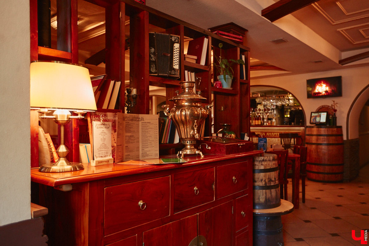 Что вы знаете про необычный велосипед, установленный в самом центре Владимира рядом с рестораном? У транспорта три колеса, с ним часто фотографируются жители и гости нашего города. Но кто его установил и зачем — для многих до сих пор загадка. А ведь эта история заслуживает внимания, тем более что связана она с именем известного в городе предпринимателя Елисея Андреева и теми, кто продолжает его дело сегодня.