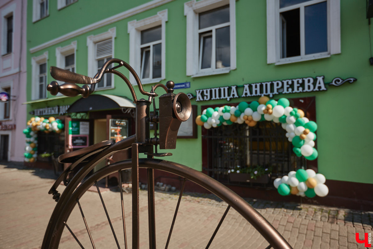 Что вы знаете про необычный велосипед, установленный в самом центре Владимира рядом с рестораном? У транспорта три колеса, с ним часто фотографируются жители и гости нашего города. Но кто его установил и зачем — для многих до сих пор загадка. А ведь эта история заслуживает внимания, тем более что связана она с именем известного в городе предпринимателя Елисея Андреева и теми, кто продолжает его дело сегодня.