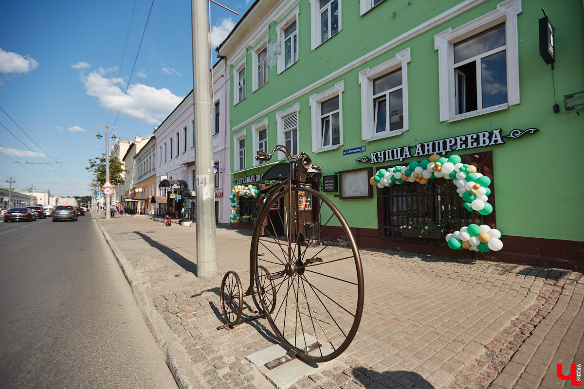 Что вы знаете про необычный велосипед, установленный в самом центре Владимира рядом с рестораном? У транспорта три колеса, с ним часто фотографируются жители и гости нашего города. Но кто его установил и зачем — для многих до сих пор загадка. А ведь эта история заслуживает внимания, тем более что связана она с именем известного в городе предпринимателя Елисея Андреева и теми, кто продолжает его дело сегодня.