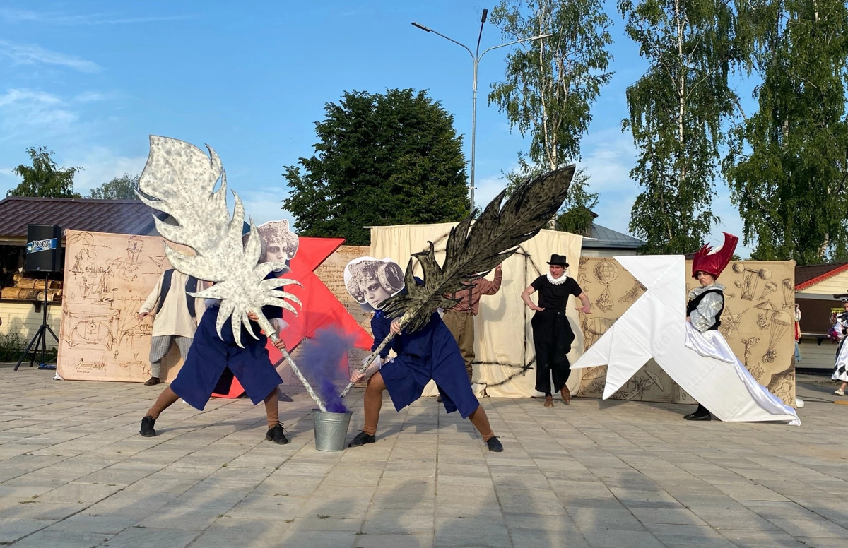 Сегодня мы расскажем вам о двух ярких фестивалях, прошедших в минувшие выходные на территории 33-го региона. Напомним, Суздаль стал столицей уличных театров, а во Владимире собрались сильнейшие богатыри. Чем участники мероприятий привлекали и удивляли публику — читайте в нашем материале.